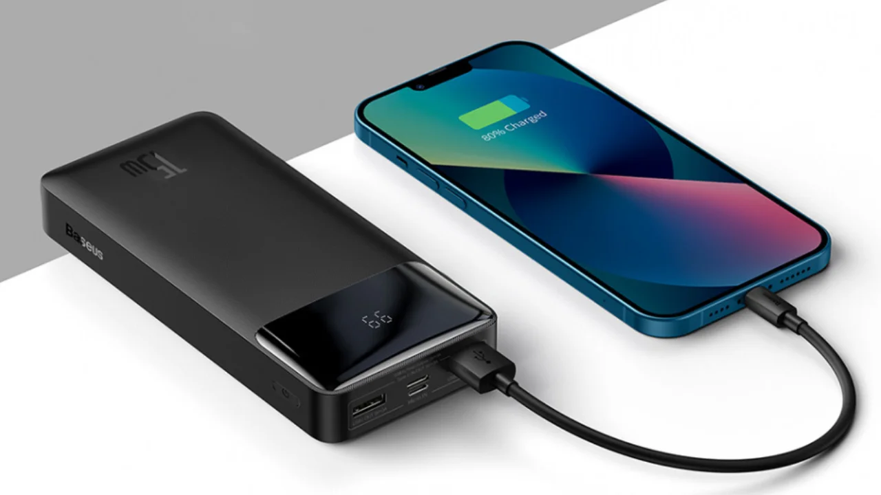 ładowanie iphone przy pomocy powerbanka